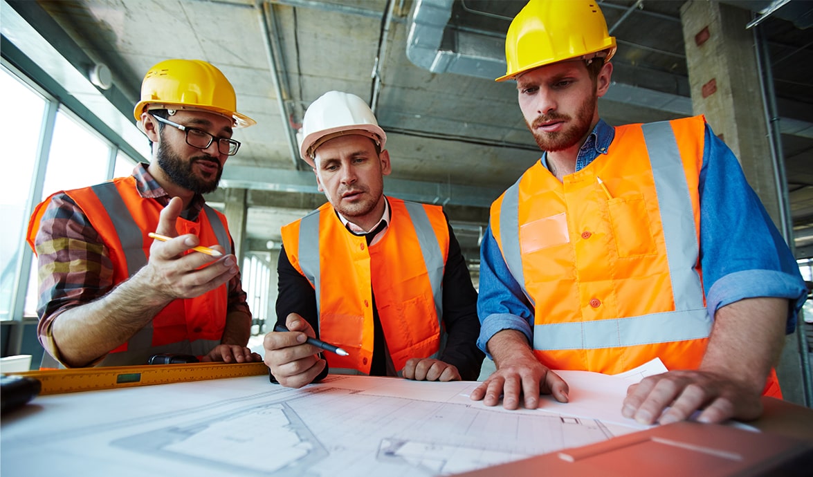 Équipe de rénovation Proxima Construction consultant des plans de chantier à Lausanne