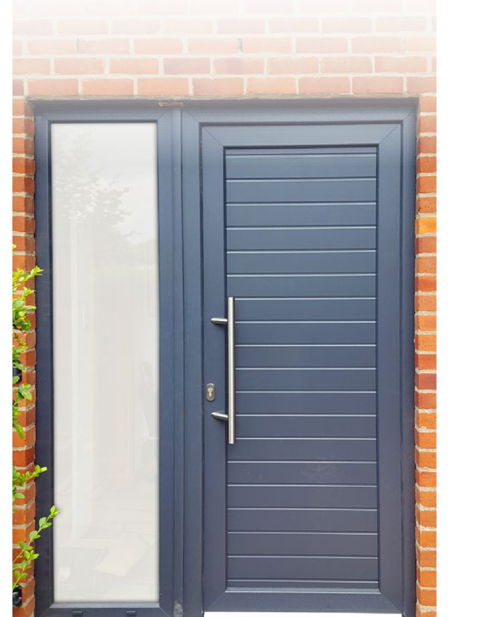 Porte d'entrée en PVC gris anthracite avec vitrage latéral