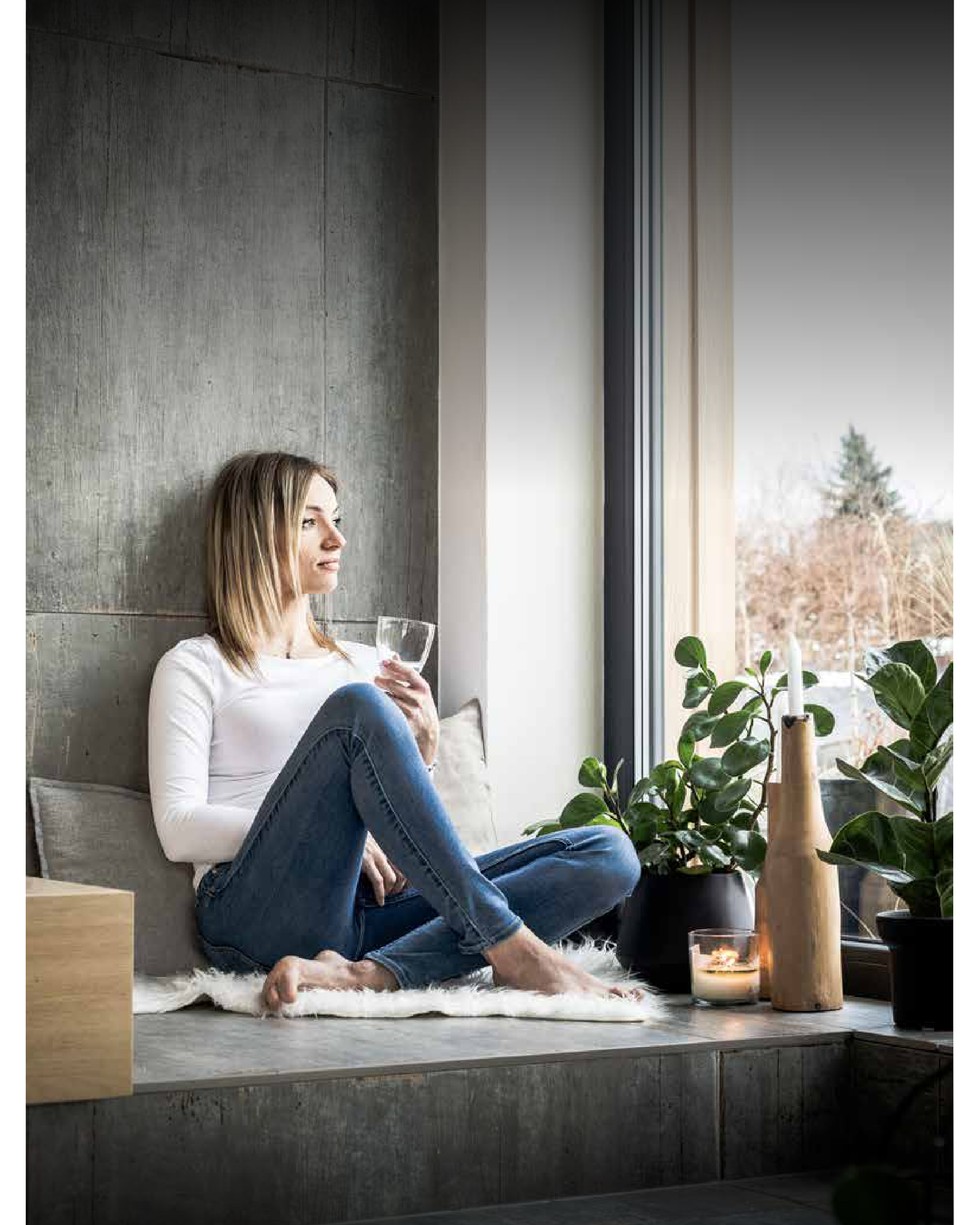 Grande fenêtre fixe vue depuis un intérieur lumineux